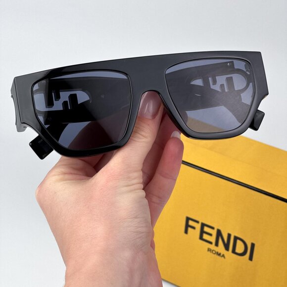 Fendi O'LOCK  FE40108U 01V  Women BRAND NEW Sunglasses Geometric Black Blue - Picture 1 of 12